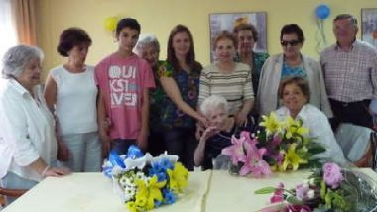 Felisa Millán recibió el homenaje de sus alegados en la residencia Care 1 de Eras.