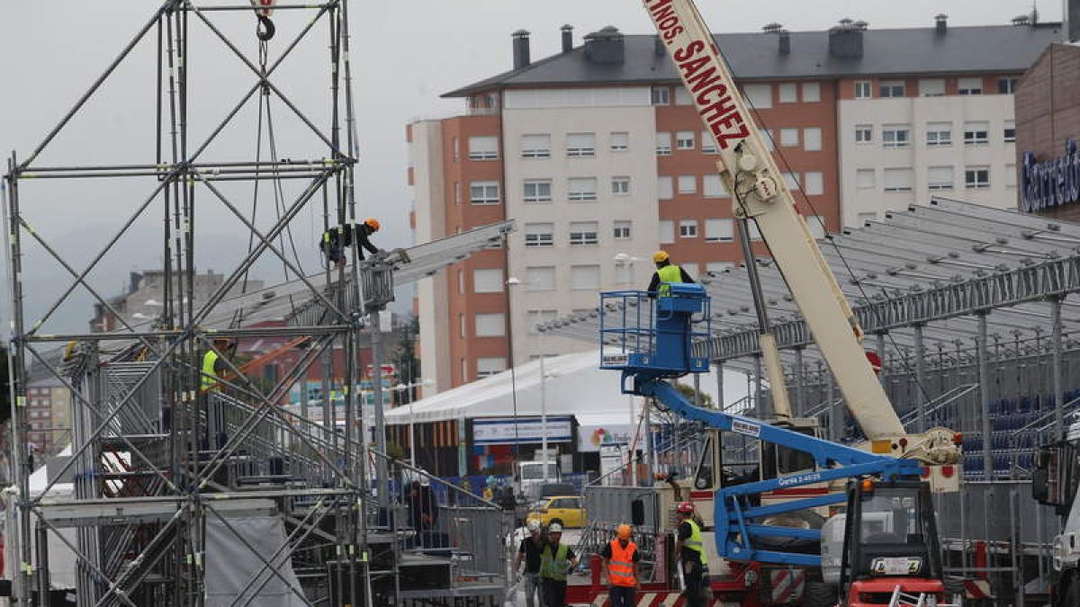 Los operarios se encargaban ayer de desmontar la estructura de la línea de meta de las pruebas en la avenida de Asturias.