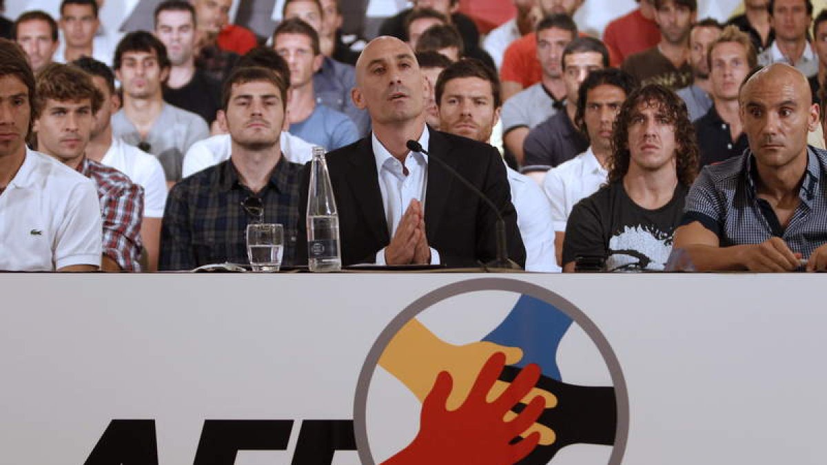 Rubiales, con Llorente, Casillas, Alonso o Puyol antes de anunciar la huelga en el fútbol.