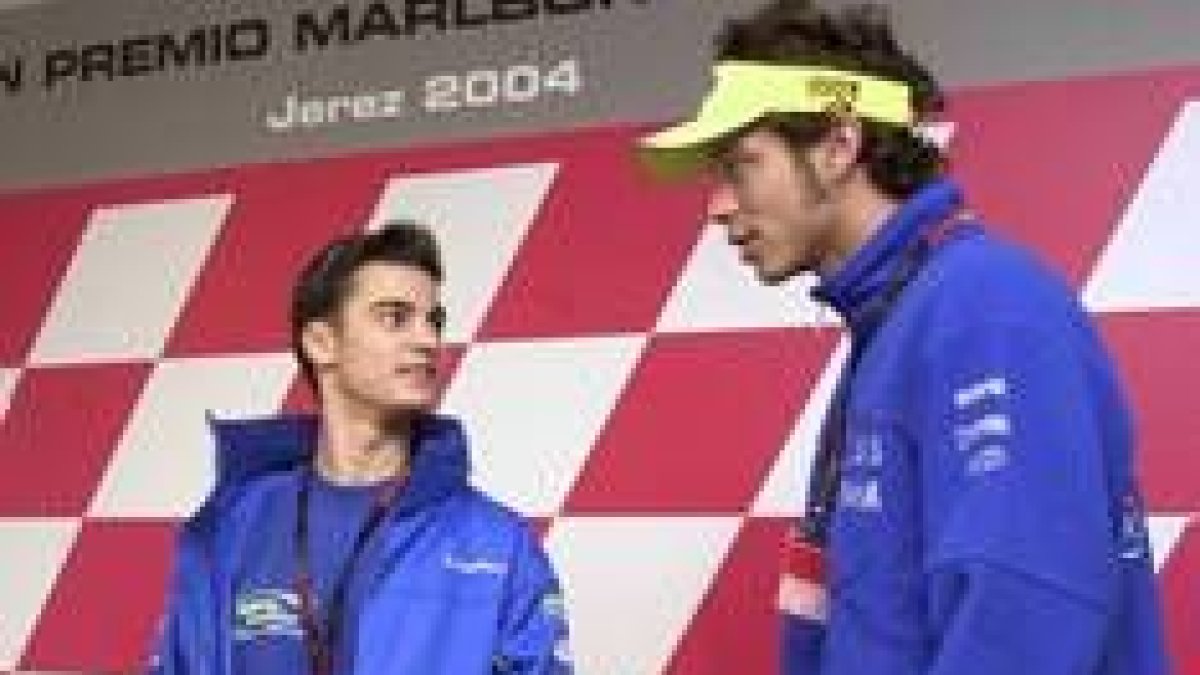 Dani Pedrosa y Valentino Rossi charlan durante el día de ayer en Jerez