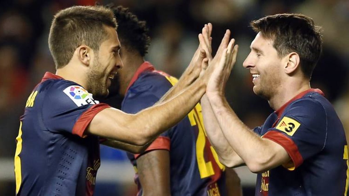 Jordi Alba y Messi celebran uno de los goles del astro argentino en Vallecas.