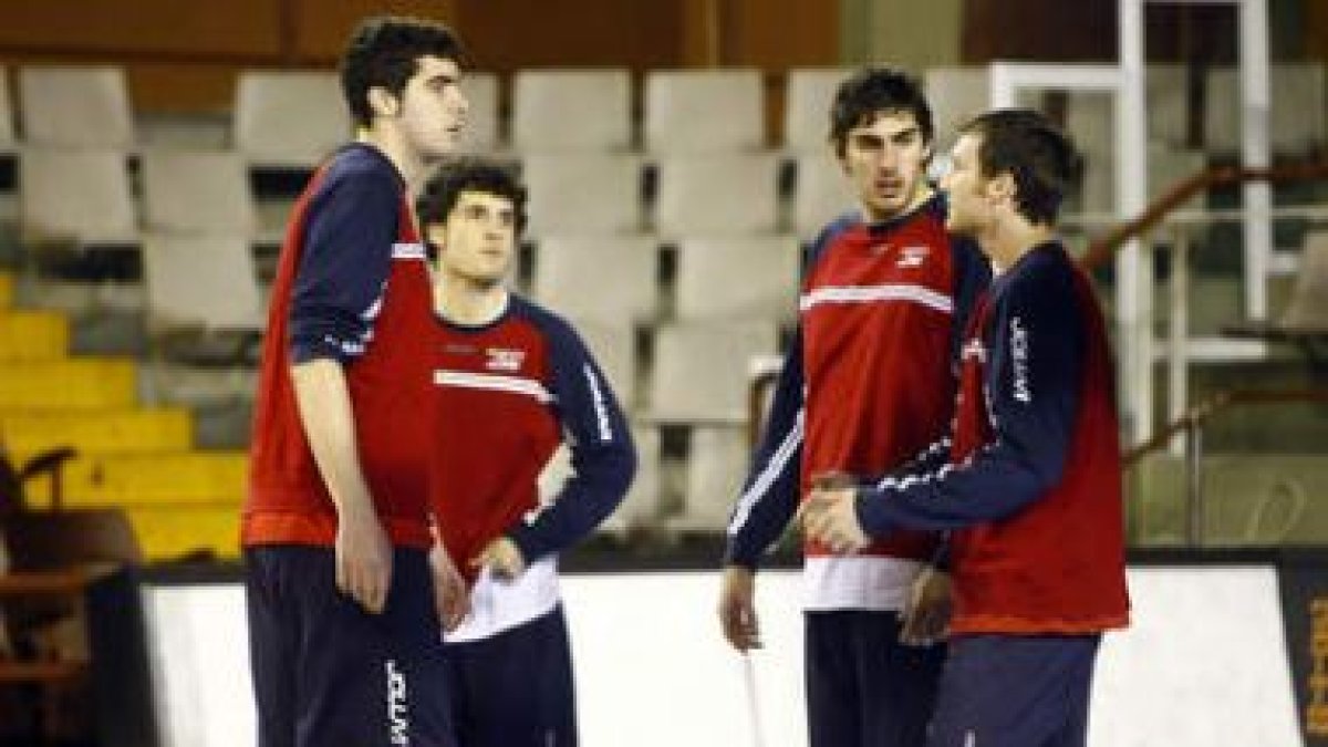 Fontet, Calvo, Antelo y Schraeder conversan en uno de los últimos entrenamientos de León.
