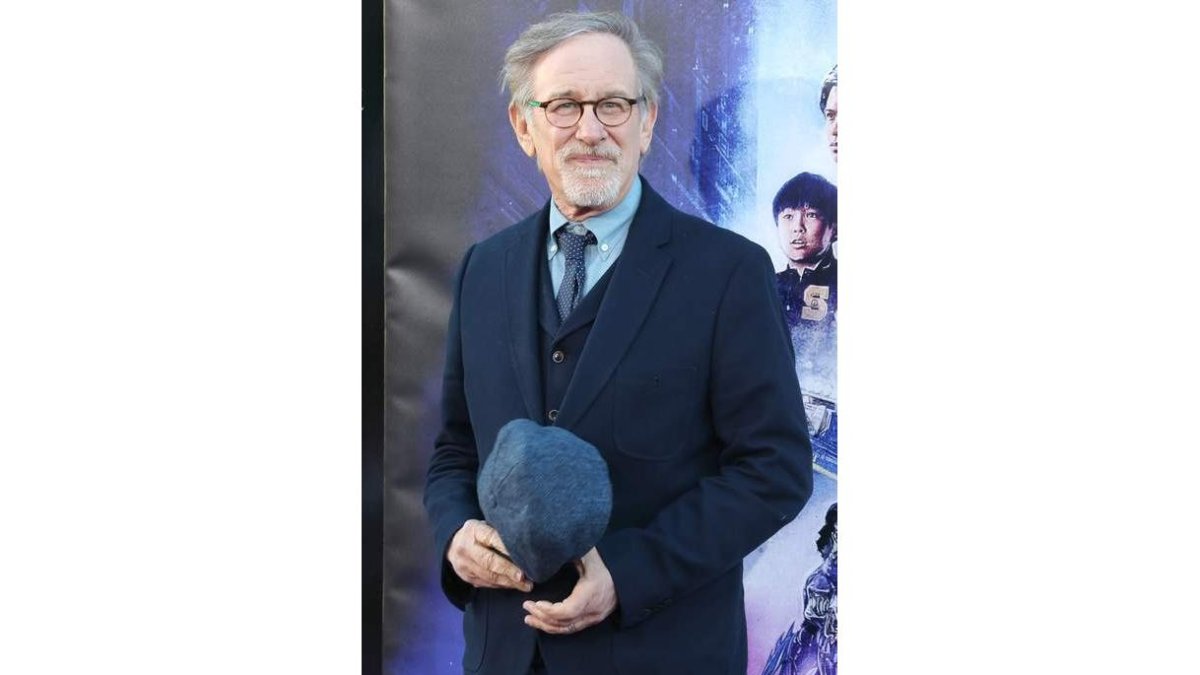 El director estadounidense Steven Spielberg posa a su llegada a la presentación mundial de su última película «Real Player One» en el Dolby Theater de Hollywood.