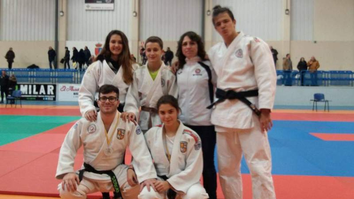 Los judocas leoneses que participaron en la Copa de España posan con su entrenadora Sara Terán. DL