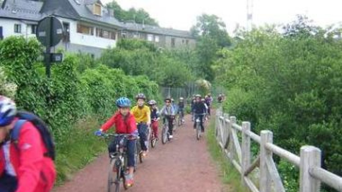 Imagen de archivo de la Ruta Verde de Villablino, con los niños del colegio de San Miguel