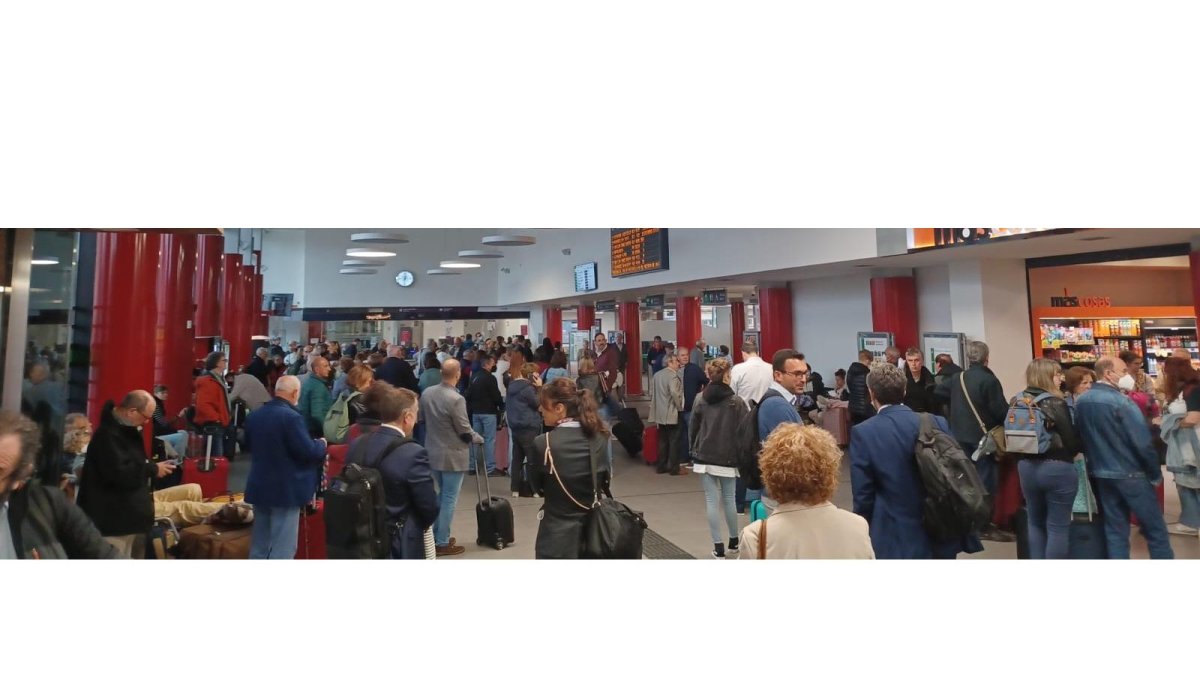 Decenas de personas, indignadas por los retrasos de los trenes de Asturias y Galicia a la estación de León. DL