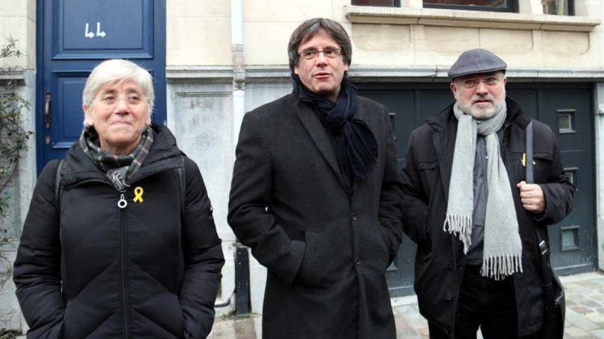 Carles Puigdemont junto a Clara Ponsatí y Lluís Reig, en Bruselas.