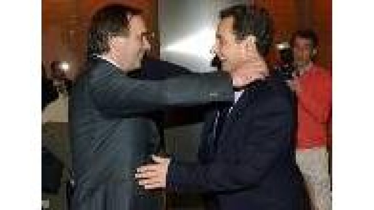 Los ministros José Antonio Alonso, y de Francia, Nicolas Sarkozy, se saludan en Santiago Bernabeu