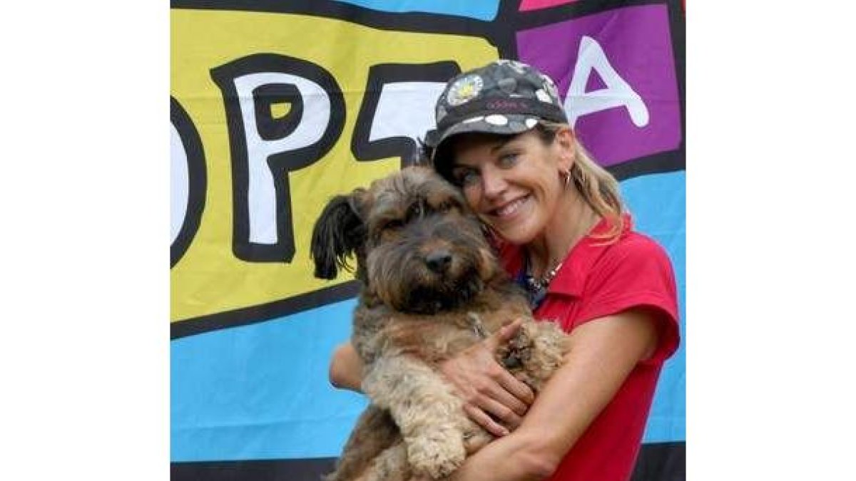 La sudafricana Joanne Lefson hace una gira mundial para promover la adopción de mascotas.