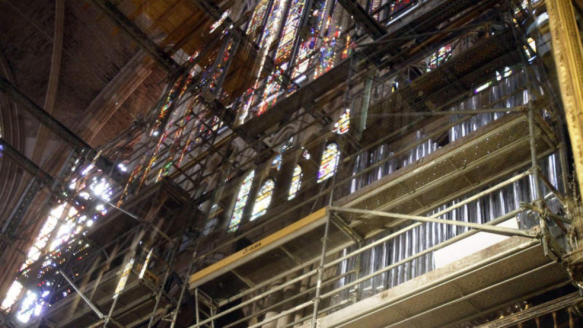 Detalle de los tubos del nuevo órgano que ya han comenzado a colocarse en la Catedral de León.
