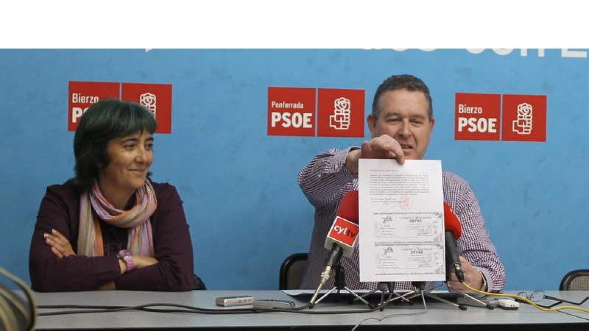 Martínez y Omente ironizaron con la lotería que compró Canedo en el 2011. El PSOE ha regalado dos participaciones al consistorio.