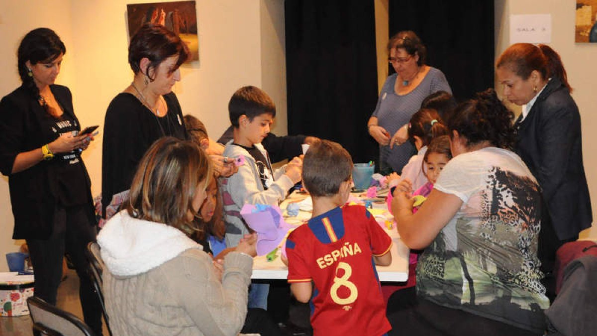 Niños y niñas participan en uno de los talleres en el Teatro San Francisco. JAVIER SUÁREZ-QUIÑONES