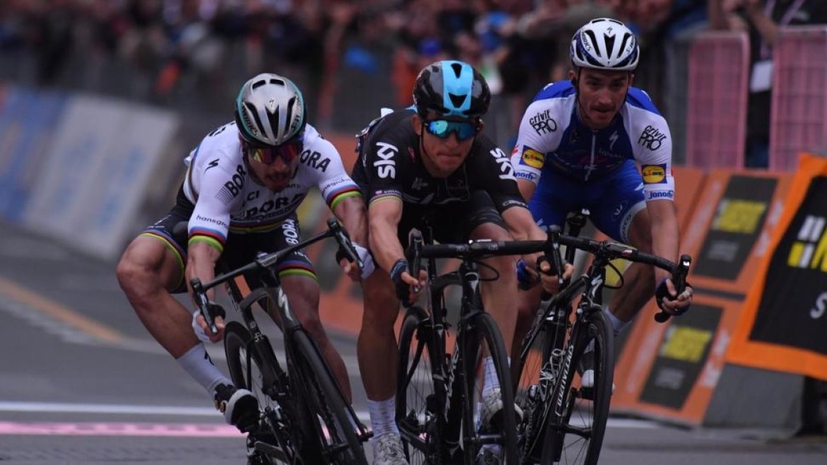 Michal Kwiatkowski, entre Peter Sagan y Julian Alaphilippe, nada más cruzar la meta de la Milán-San Remo.