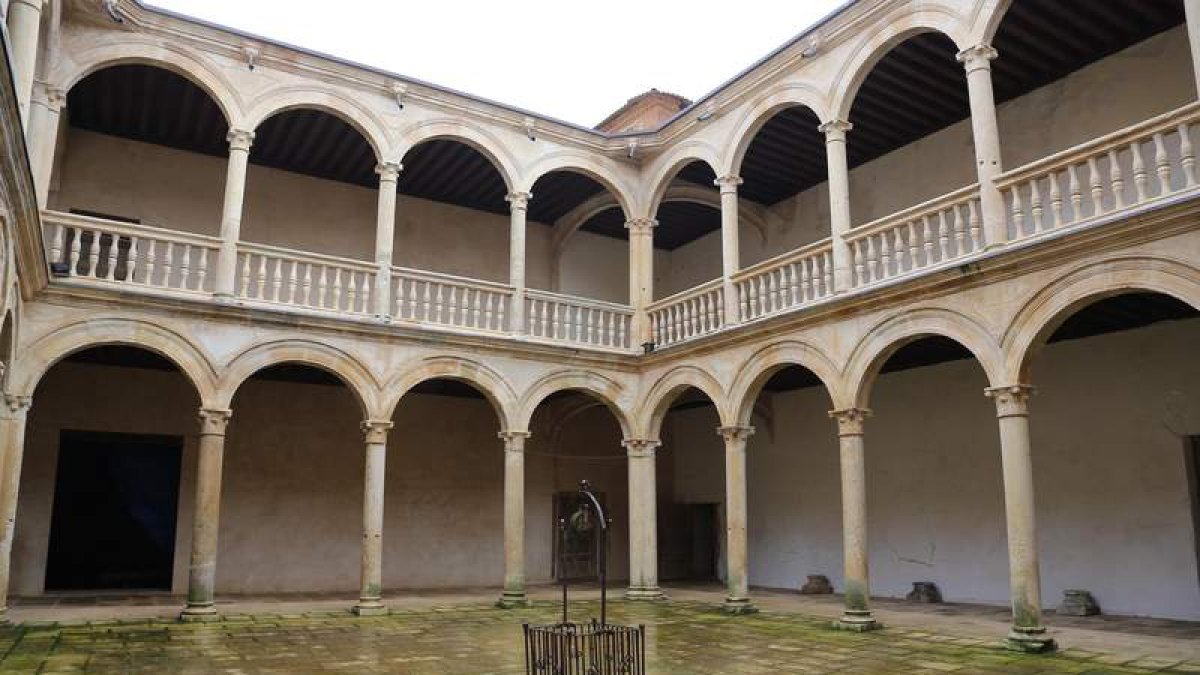 Patio del renacentista edificio de los Vega, situado en Grajal de Campos. SECUNDINO PÉREZ