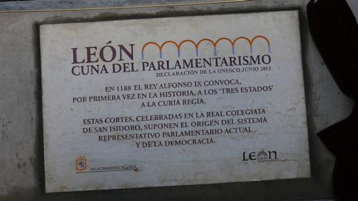 Placa colocada en la Plaza de las Cortes que conmemora el reconocimiento de la Unesco a León como cuna del parlamentarismo.