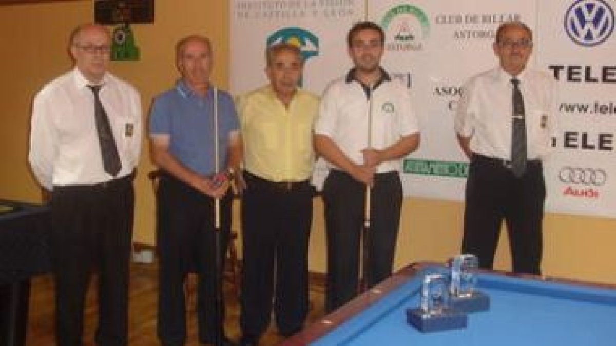 Cadierno, segundo por la derecha, junto a Pepe Jofervi (centro) y el subcampeón Martínez Jarrín.