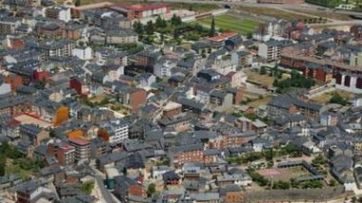 La imagen de archivo recoge una vista aérea de la capital del Bierzo Alto.