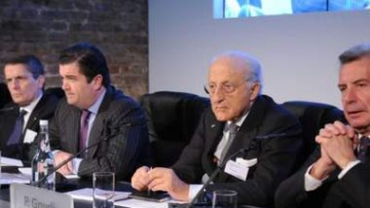Los presidentes y consejeros de Endesa y Enel ayer en Londres.