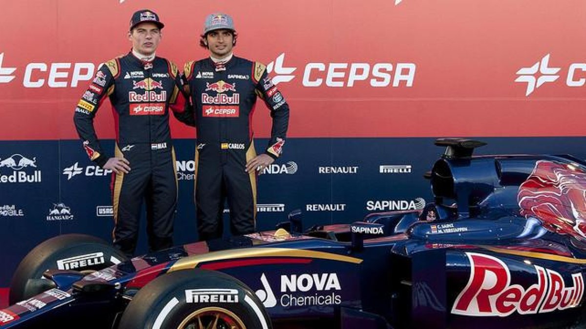 Max Verstappen (izquierda) y Carlos Sáinz, durante la presentación del coche de Toro Rosso, en Jerez de la Frontera, el 31 de enero.