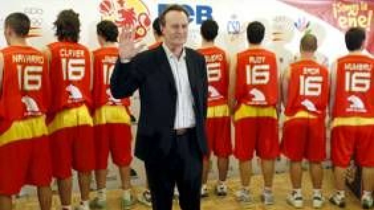 Aíto posa delante de un grupo de jugadores convocados para Pekín que lucen en la espalda sus nombres