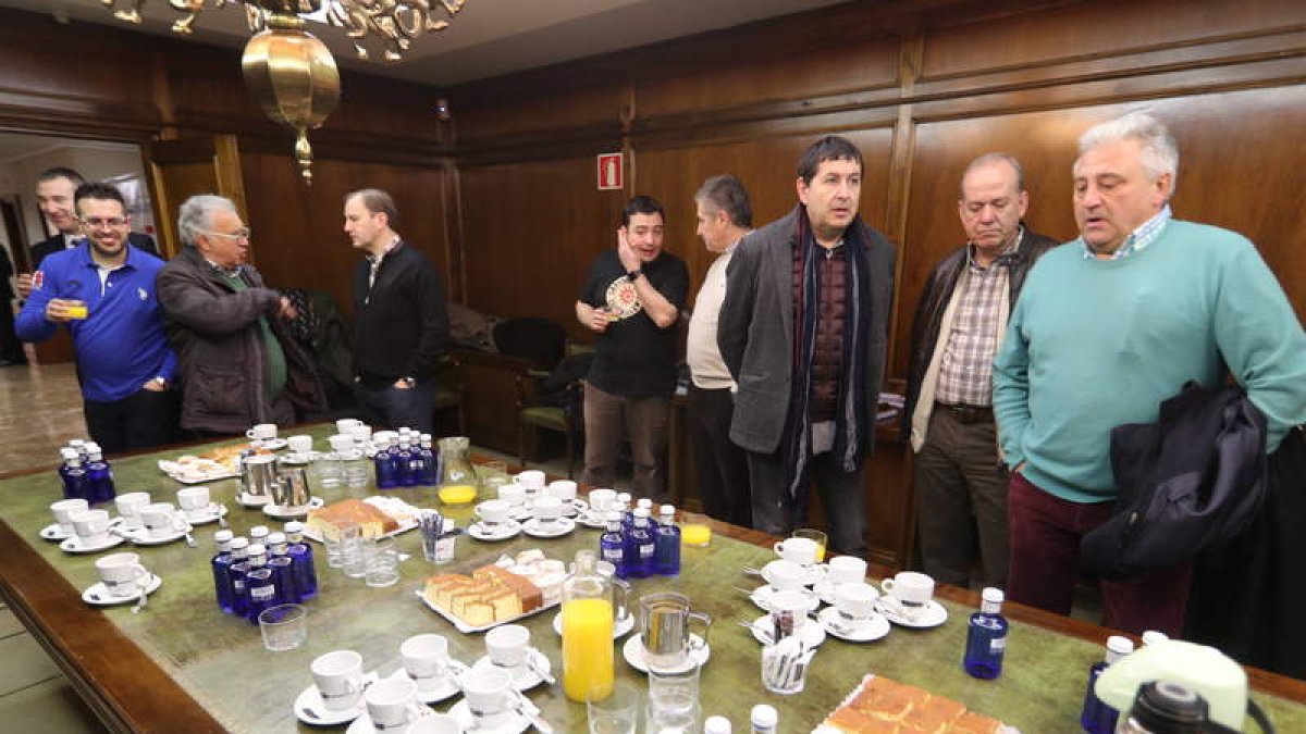 El desayuno de trabajo fue en la sede principal de Abanca en León. RAMIRO