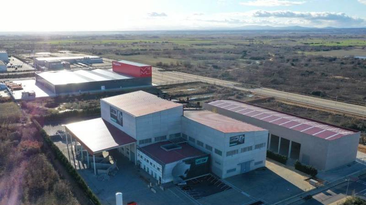 Panorámica de la planta de refinería de aluminio que Latem Aluminium tiene en el polígono de Villadangos del Páramo. DL