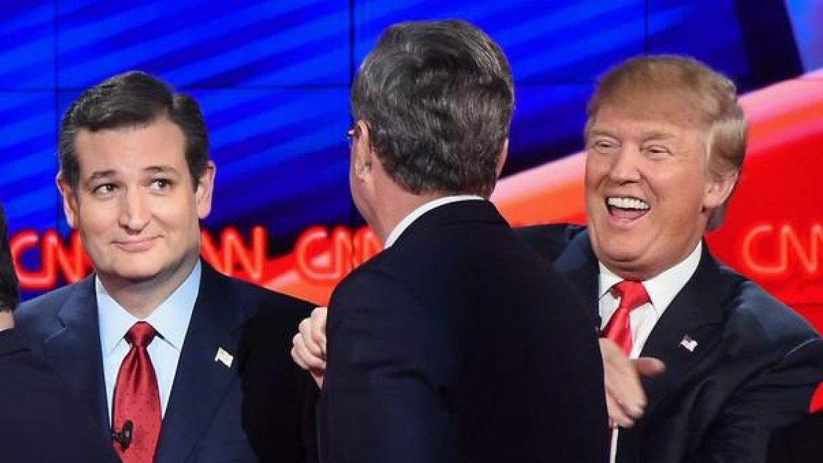 Jeb Bush (de espaldas) bromea con Ted Cruz (izquierda) y Donald Trump, al final del debate.