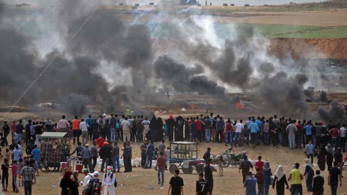 Evacuación de un palestino herido durante las protestas por el traslado de la Embajada de EEUU a Jerusalén.