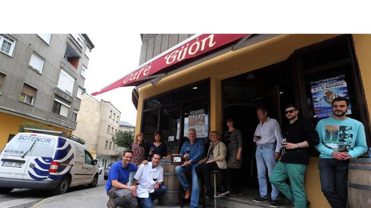 Clientes del bar Gijón de Ponferrada, ganador del concurso, a sus puertas.