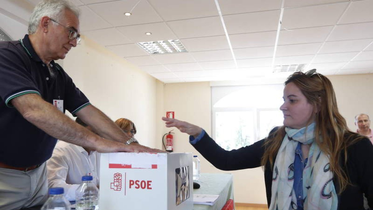 Gloria Acevedo deposita su voto. JESÚS