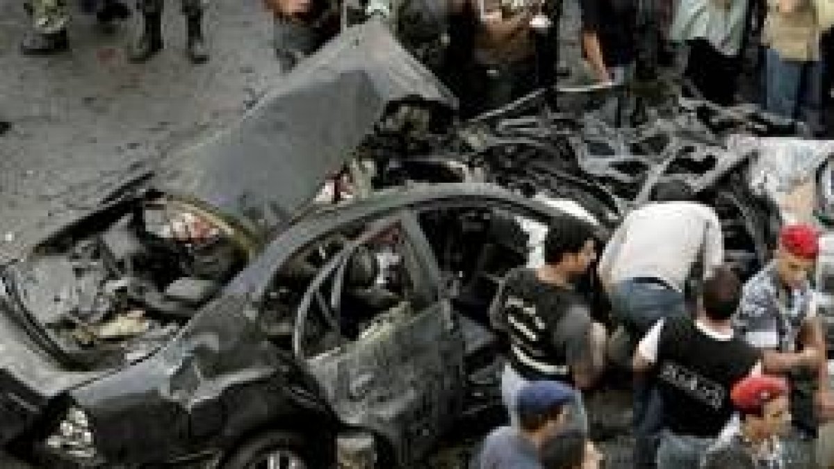 Soldados libaneses y miembros de la policía inspeccionan el lugar en el que estalló la bomba