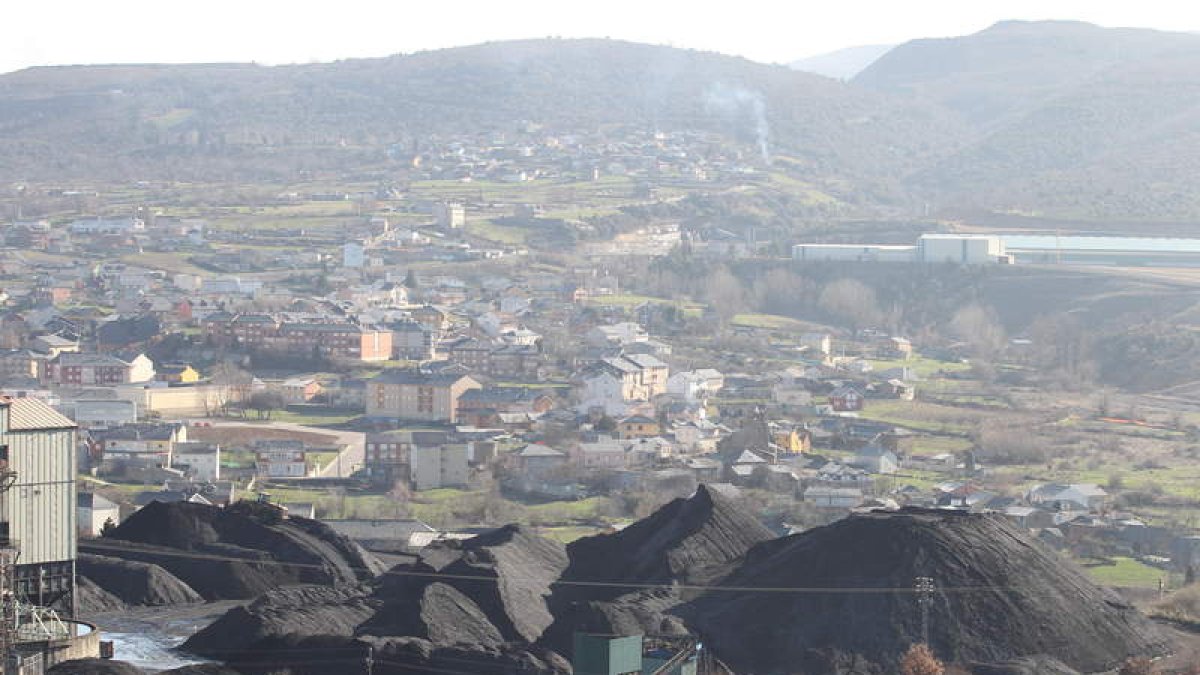 Carbón apilado junto al lavadero del pozo Alicia en Fabero, en una imagen de archivo. L. DE LA MATA