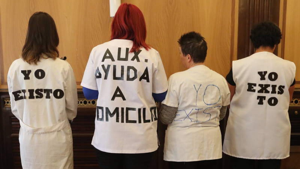Las trabajadoras del servicio de ayuda a domicilio muestran su protesta en cada pleno. RAMIRO