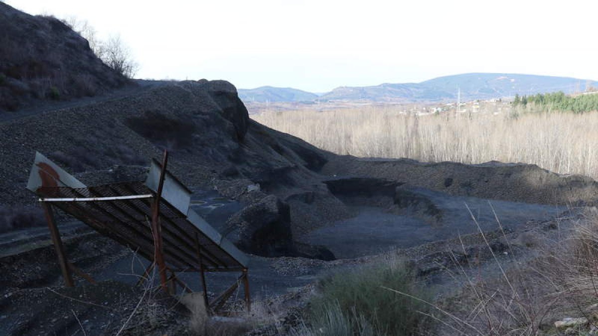 Zona de la escombrera en la que se actuará con la nueva licencia que da Castropodame. L. DE LA MATA