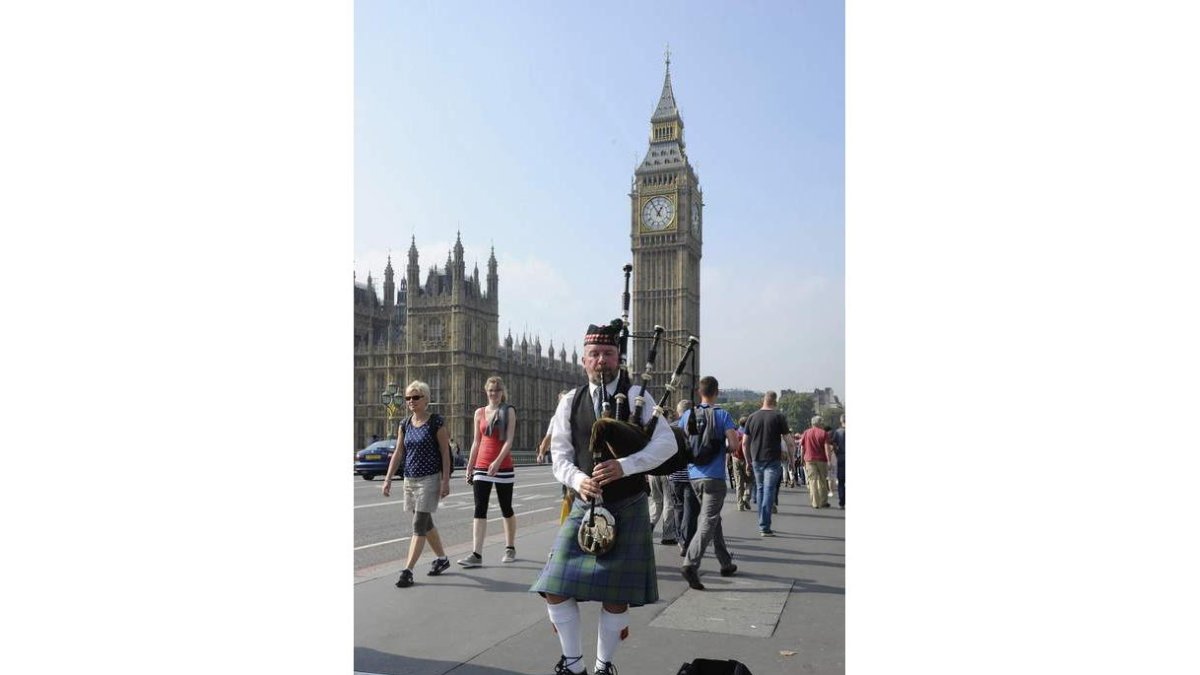 El gaitero escocés Doherty toca la gaita frente al Big Ben.
