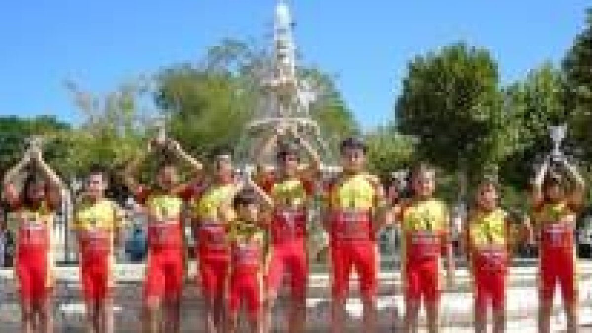 Los corredores del Club Ciclista León exhiben sus trofeos