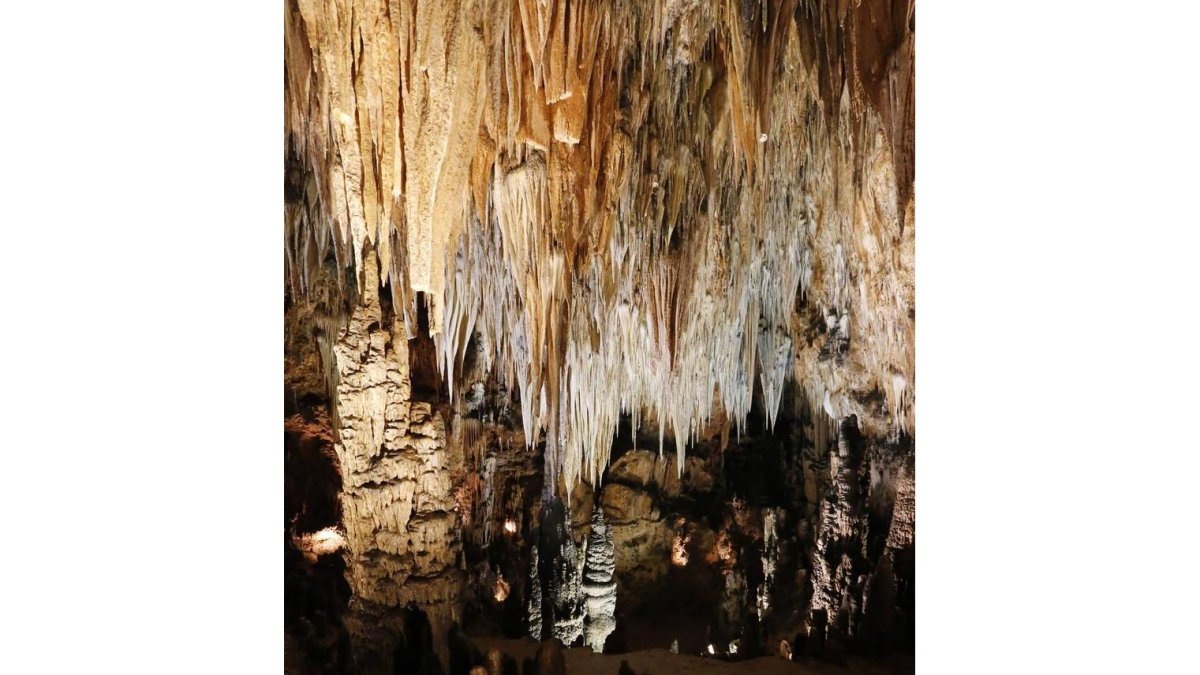 Una de las salas de las Cuevas de Valporquero. RAMIRO