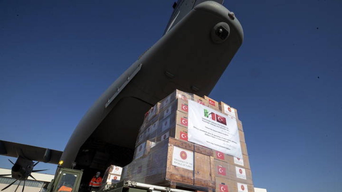 Avión con material sanitario llega a Italia desde Turquía. MASSIMO PERCOSSI