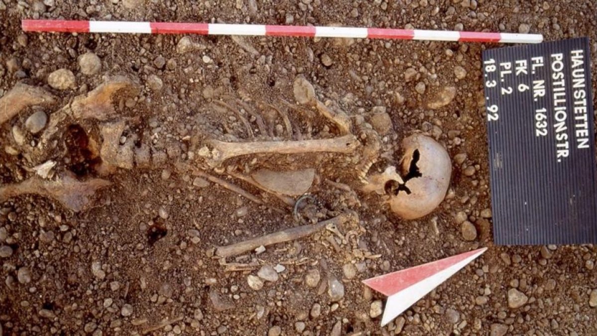Esqueleto de un varón fallecido probablemente por la peste, en el sitio arqueologico de Haunstetten Postillionstrasse.