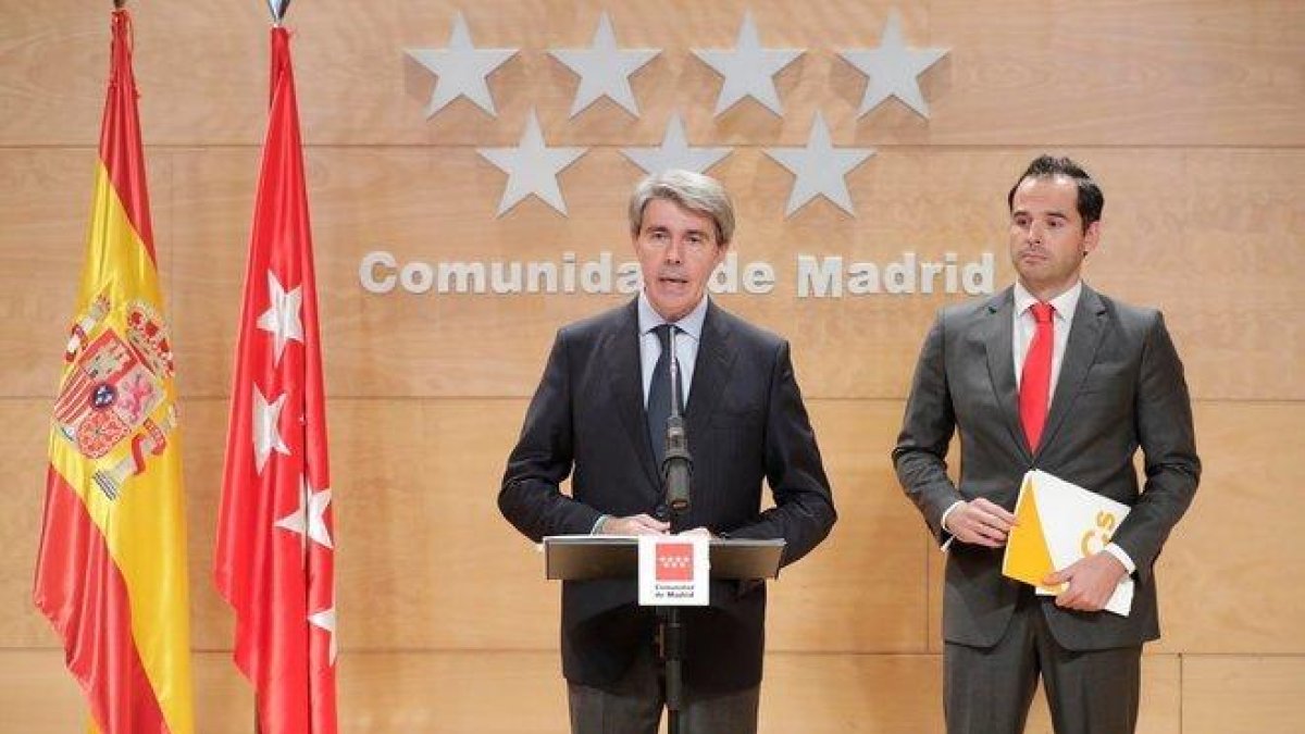 El expresidente de la Comunidad de Madrid, Ángel Garrido, junto al candidato de Ciudadanos al Gobierno regional, Ignacio Aguado.