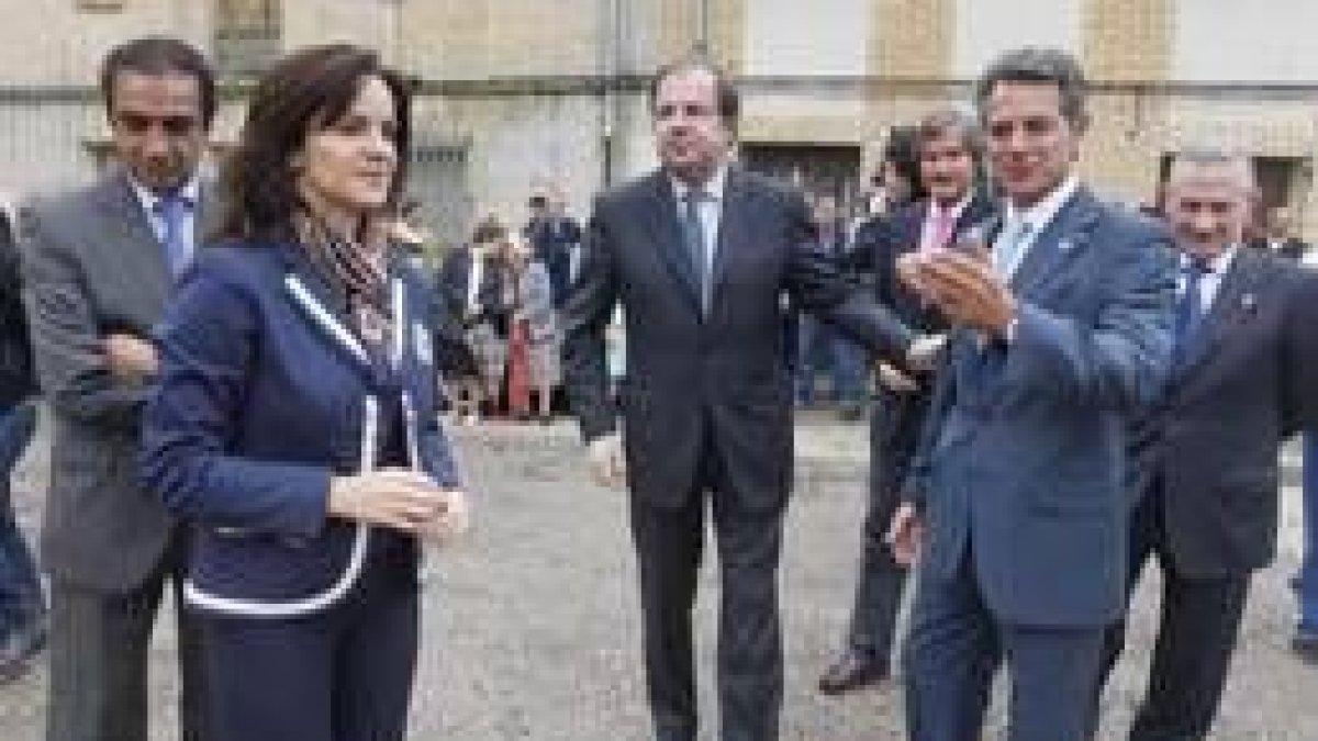 Silvia Clemente y Juan Vicente Herrera, durante la visita a Roa ayer