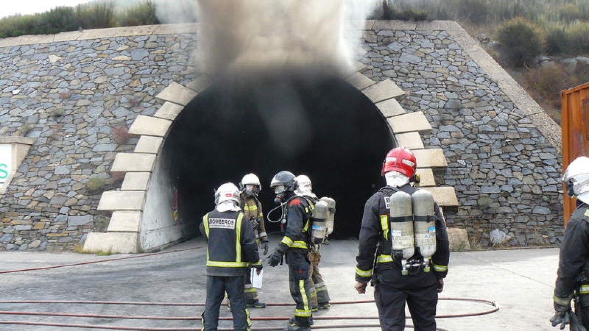 Los bomberos en plena práctica en uno de los túneles. DL