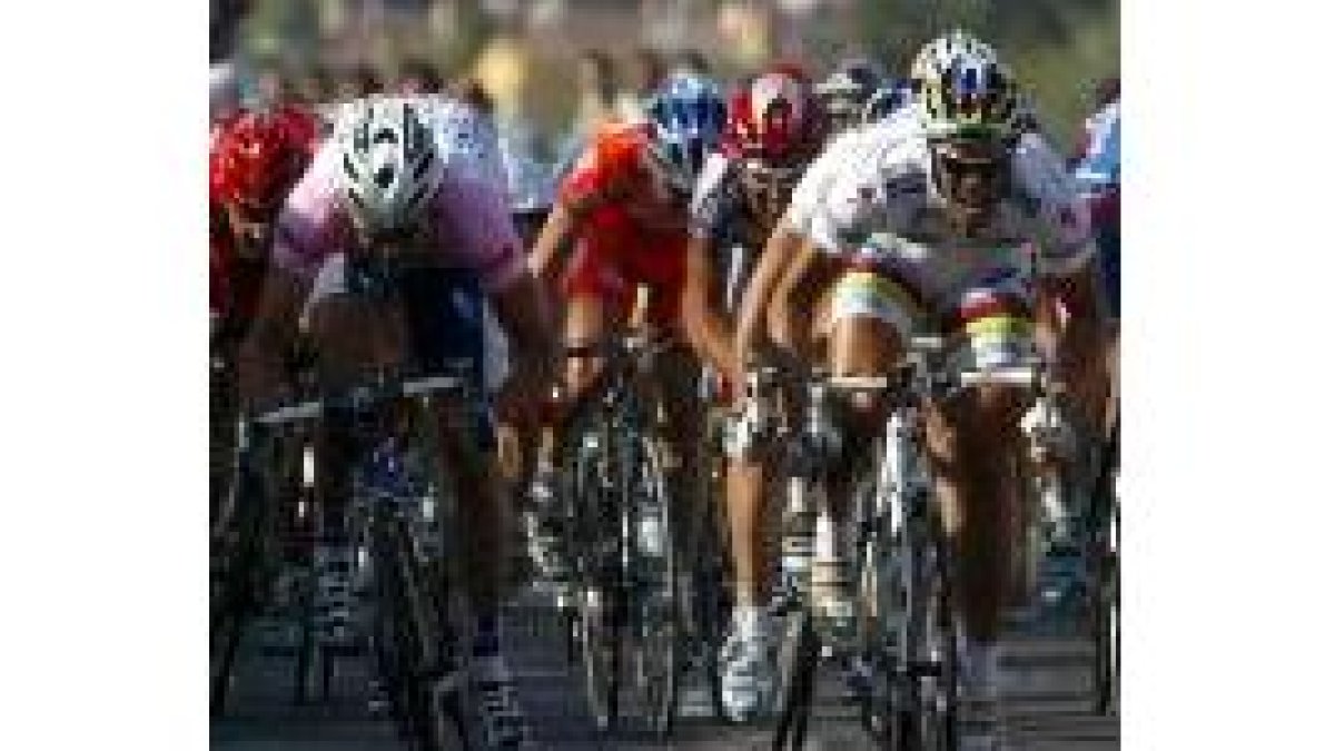 Petacchi fue el más fuerte en el sprint de la quinta etapa del Giro
