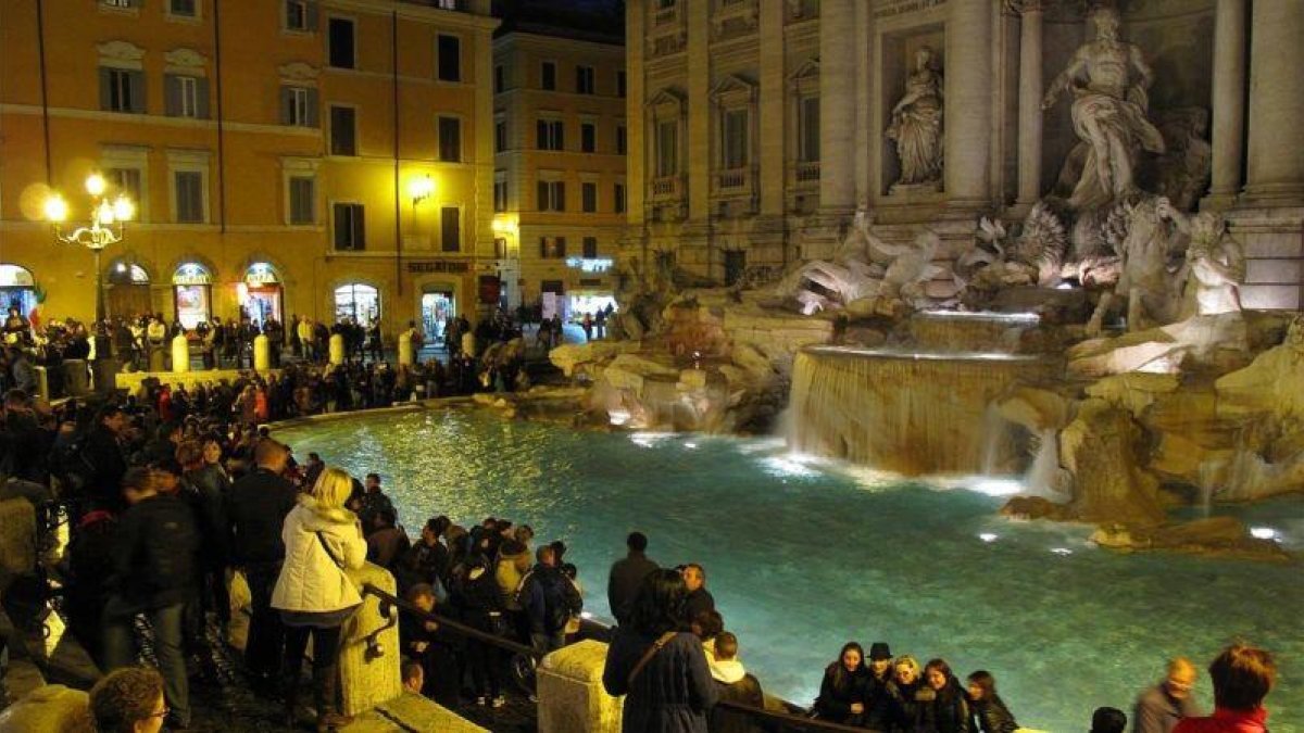 Numerosos turistas ante la Fontana di Trevi, en Roma.