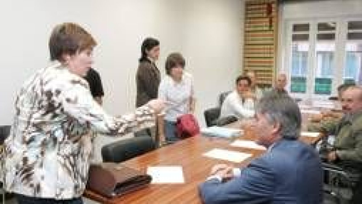 La presidenta de CHD charla con el subdelegado del Gobierno en León antes de comenzar la reunión
