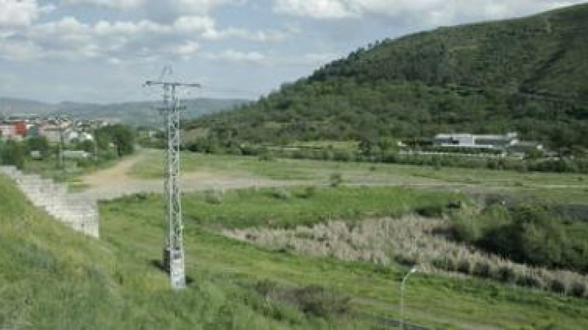 Una nueva pasarela comunicará el barrio de la Estación con el monte Pajariel.