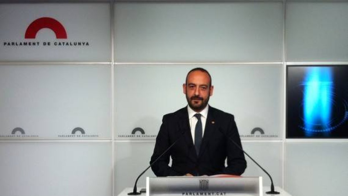 Jordi Cañas, en una rueda de prensa en el Parlament.