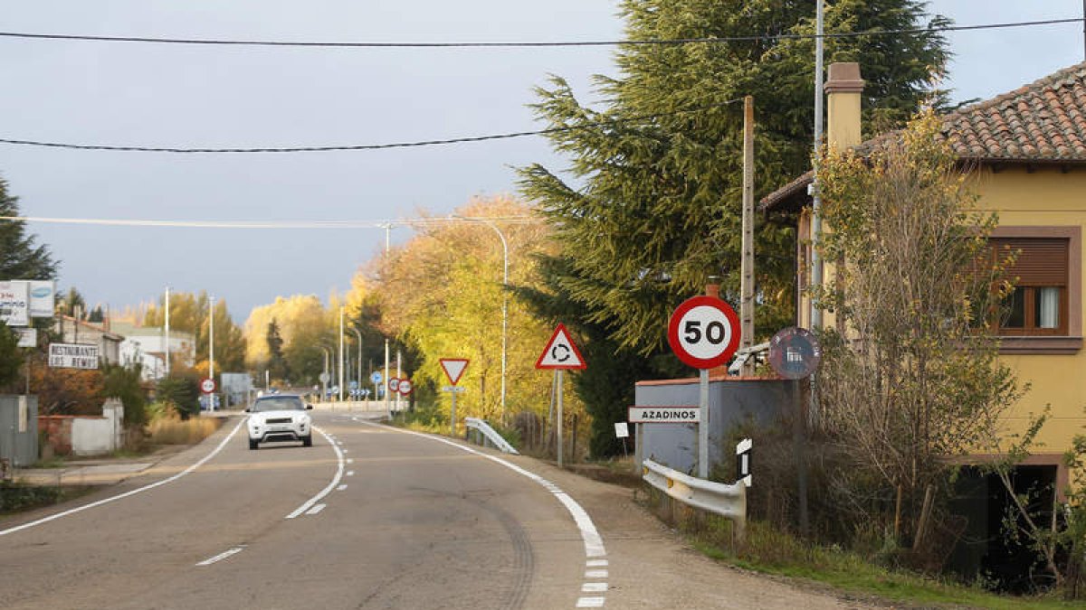 La carretera CL-623 es habitualmente muy transitada por los ciclistas. FERNANDO OTERO