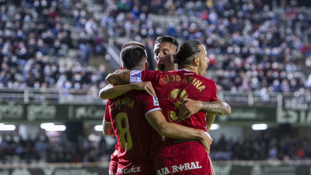 Un momento del partido entre el Cartagena y la Deportiva. PASCU MÉNDEZ