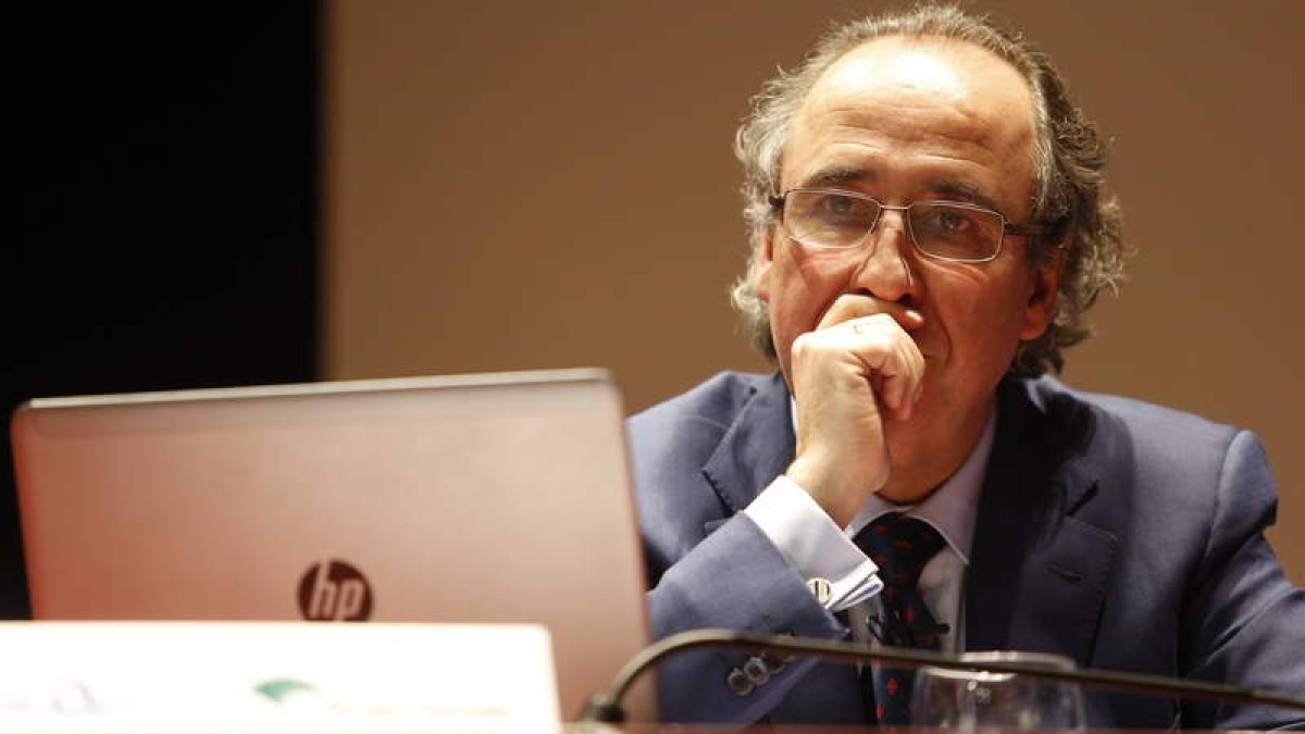 El consultor y empresario Emilio Duró, durante la última conferencia en la que participó en León. JESÚS. F. SALVADORES